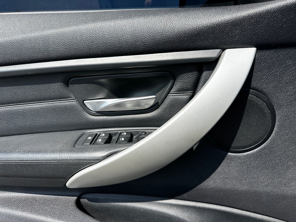 2013 BMW 3 Series Image 9