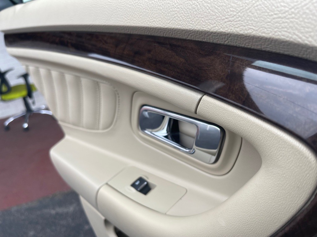 2015 Ford Taurus Image 14