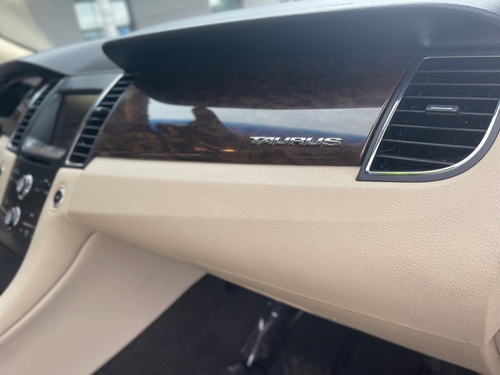 2015 Ford Taurus Image 24