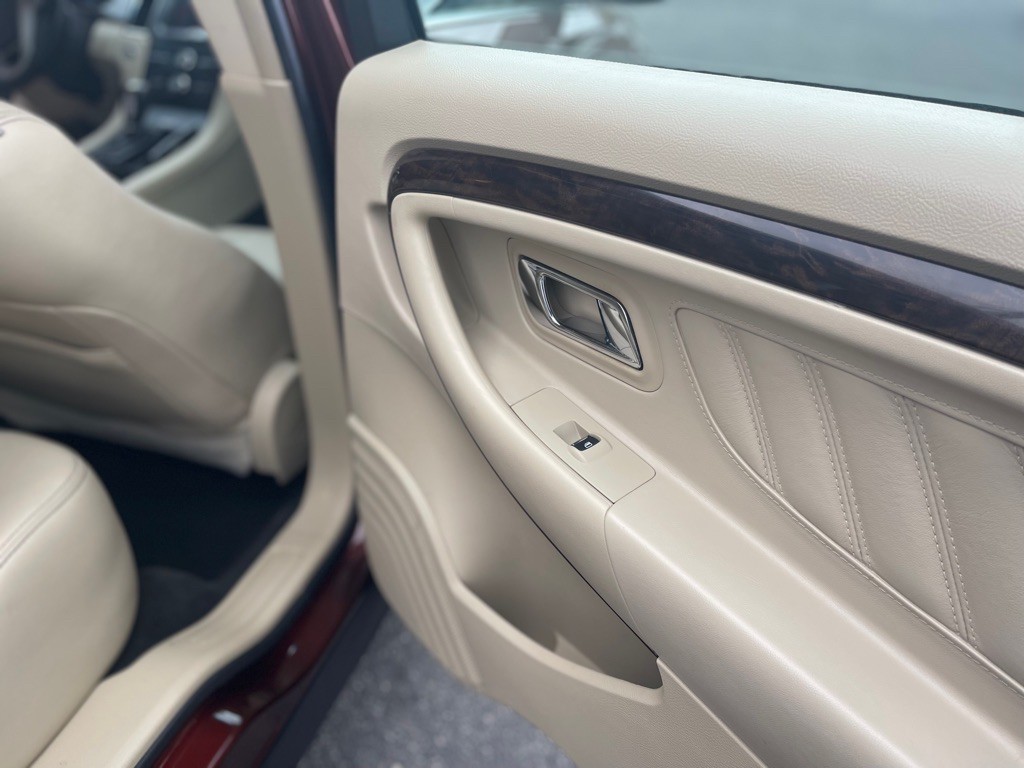 2015 Ford Taurus Image 32