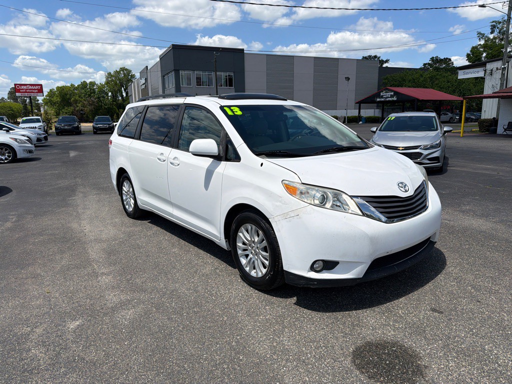 2013 Toyota Sienna Image 2