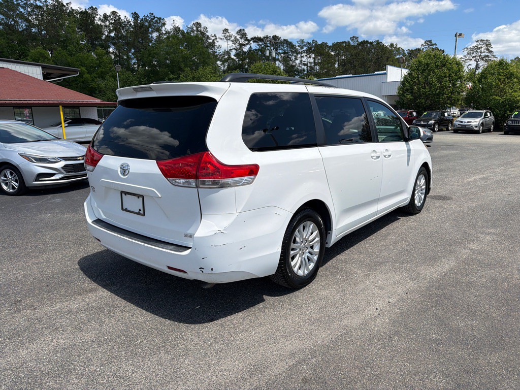 2013 Toyota Sienna Image 3