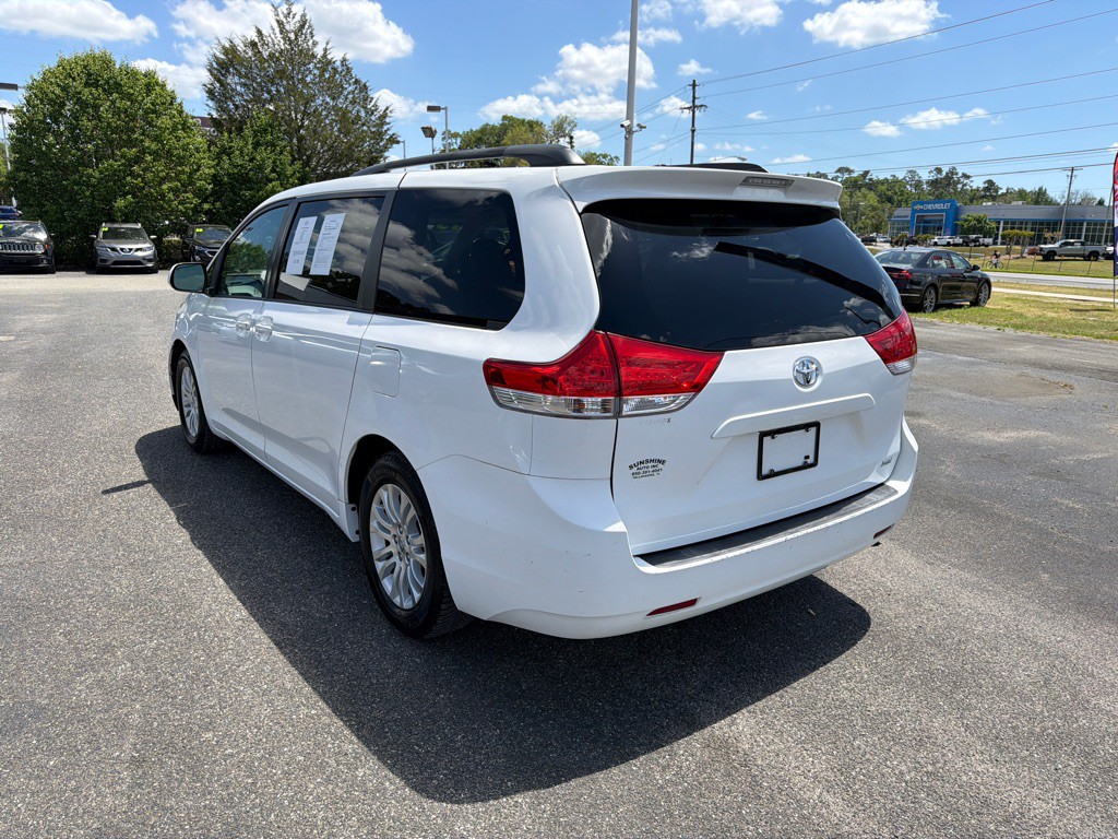 2013 Toyota Sienna Image 4