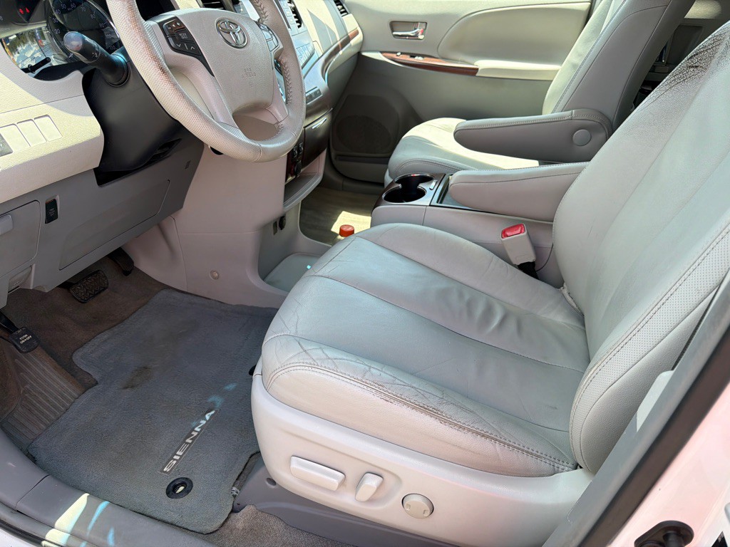 2013 Toyota Sienna Image 6