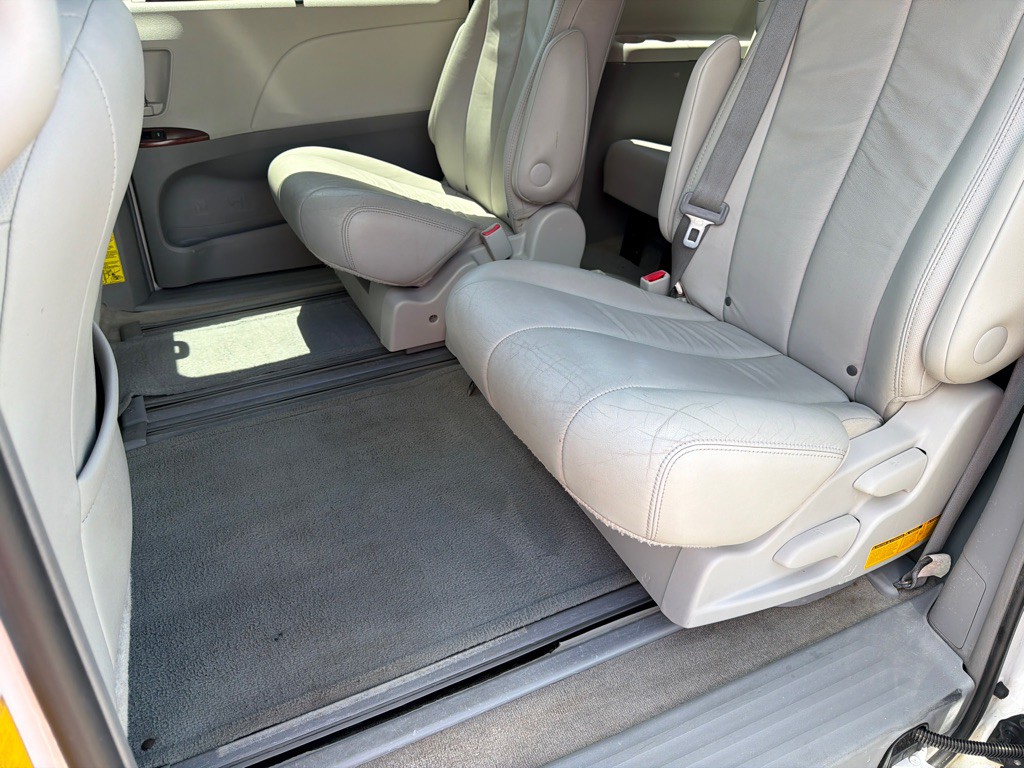 2013 Toyota Sienna Image 7
