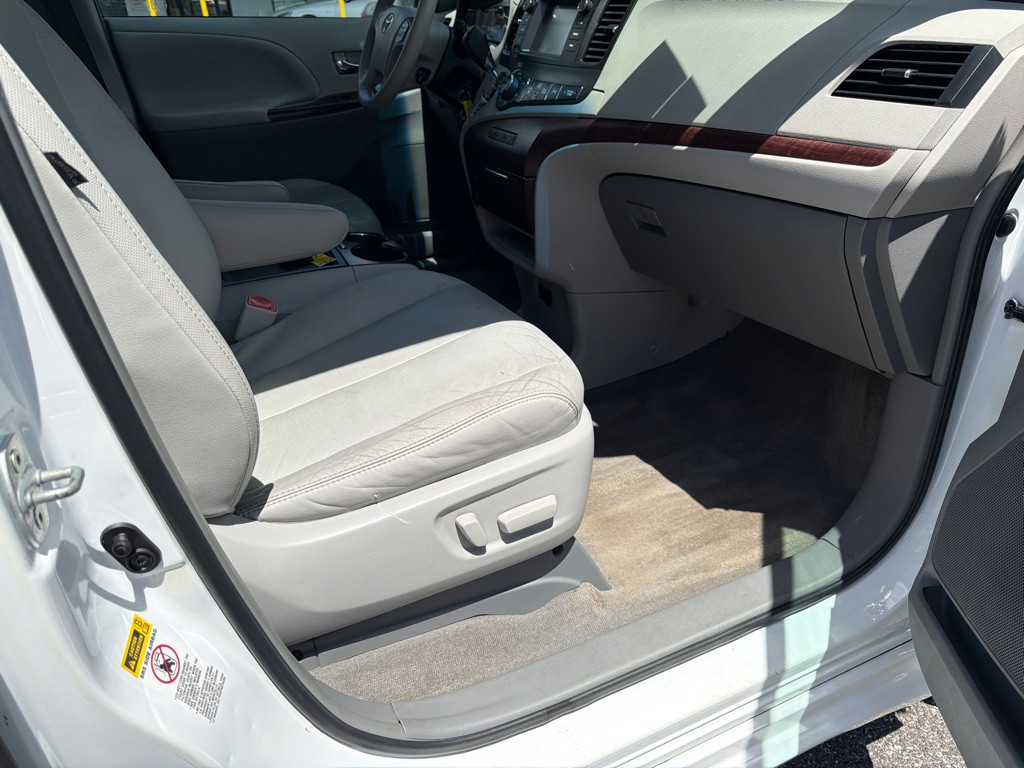 2013 Toyota Sienna Image 8