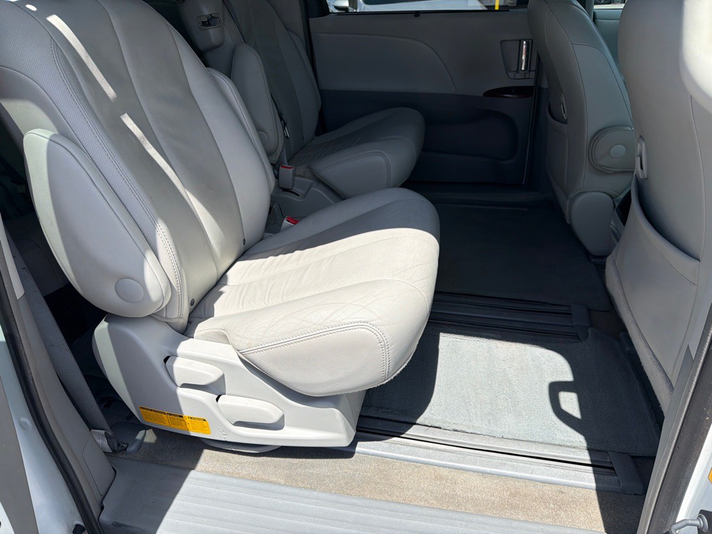 2013 Toyota Sienna Image 9