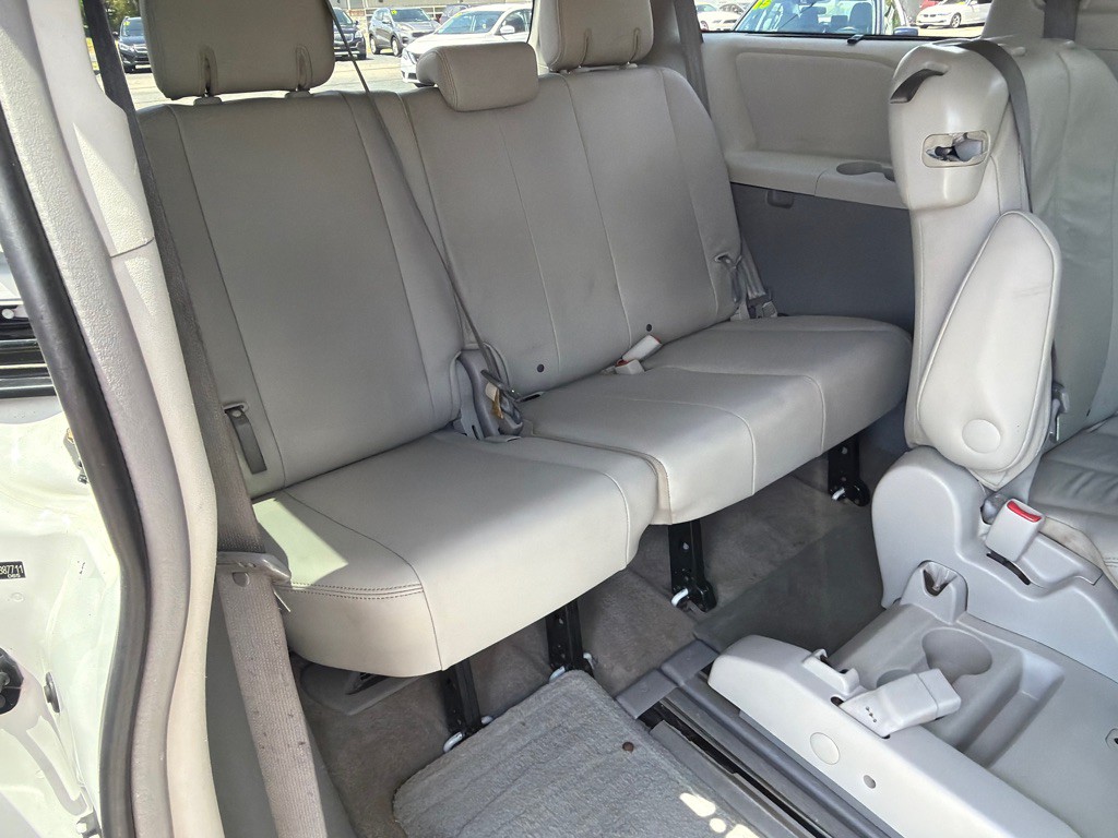 2013 Toyota Sienna Image 10
