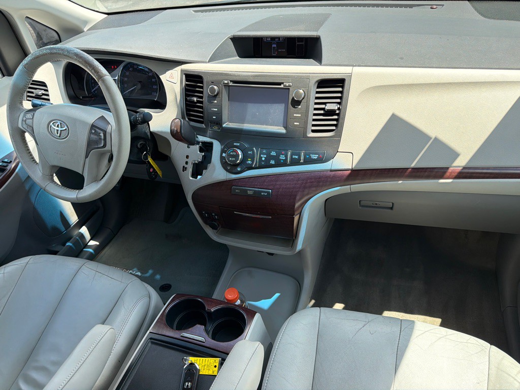2013 Toyota Sienna Image 11