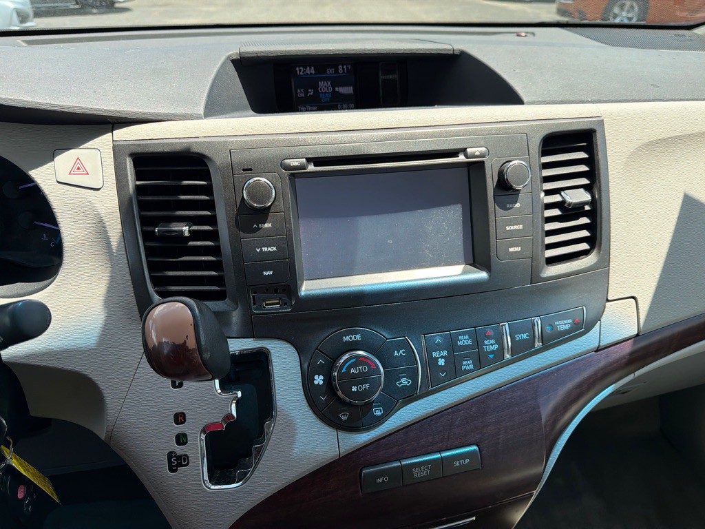 2013 Toyota Sienna Image 13