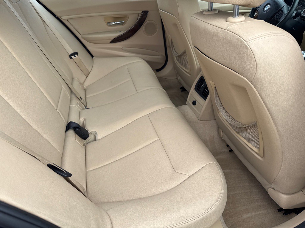 2013 BMW 3 Series Image 9