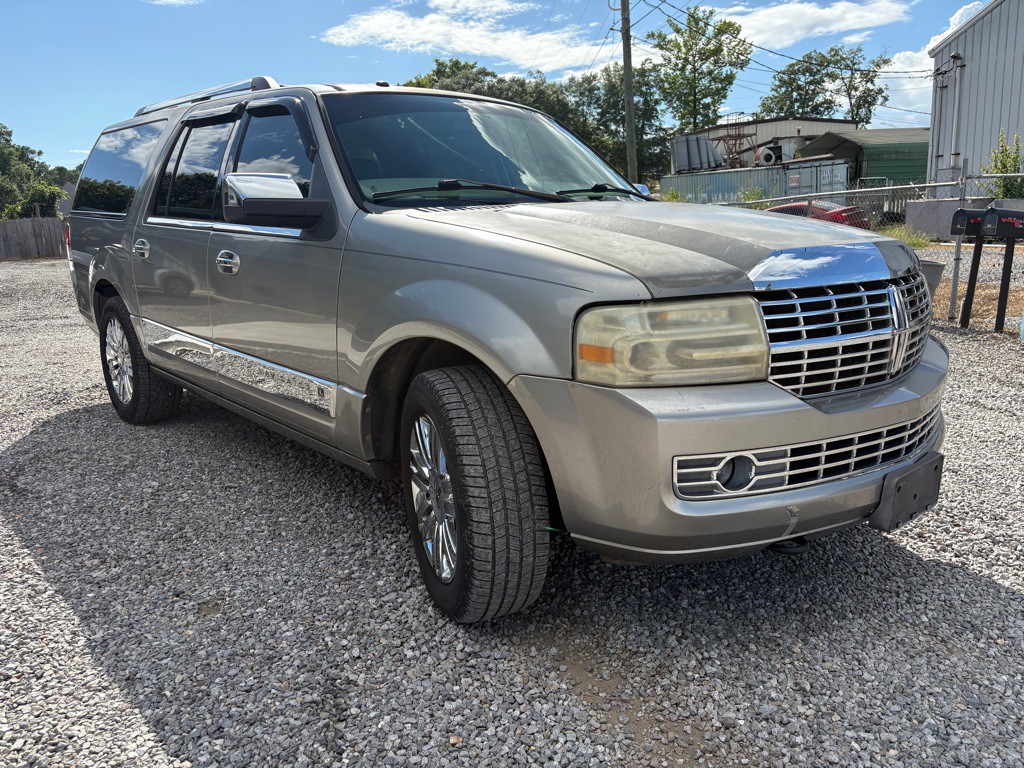 2008 Lincoln Navigator Image 2
