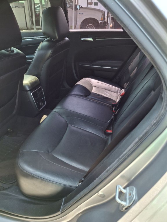 2011 Chrysler 300 Image 6