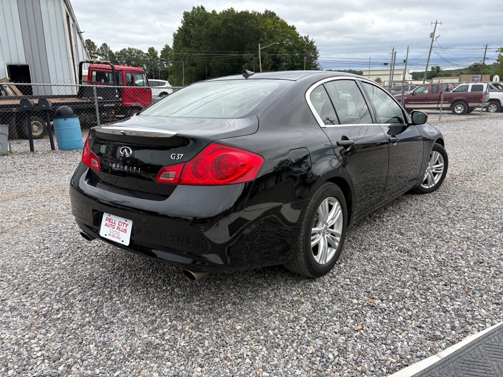 2011 INFINITI G37 Image 2