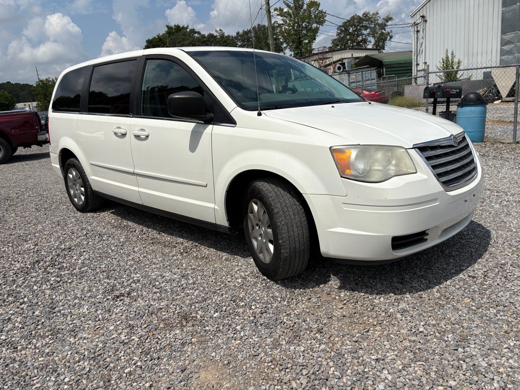 2009 Chrysler Town & Country Image 2