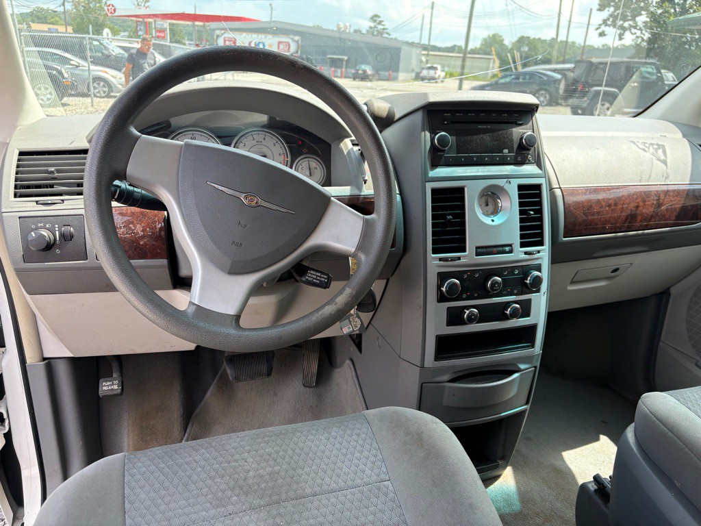 2009 Chrysler Town & Country Image 5