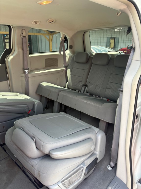 2009 Chrysler Town & Country Image 7