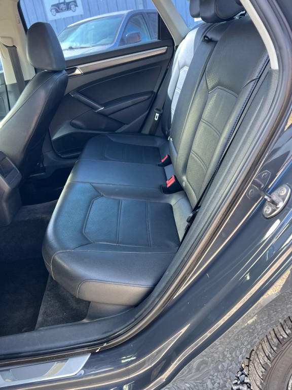 2017 Volkswagen Passat Image 6
