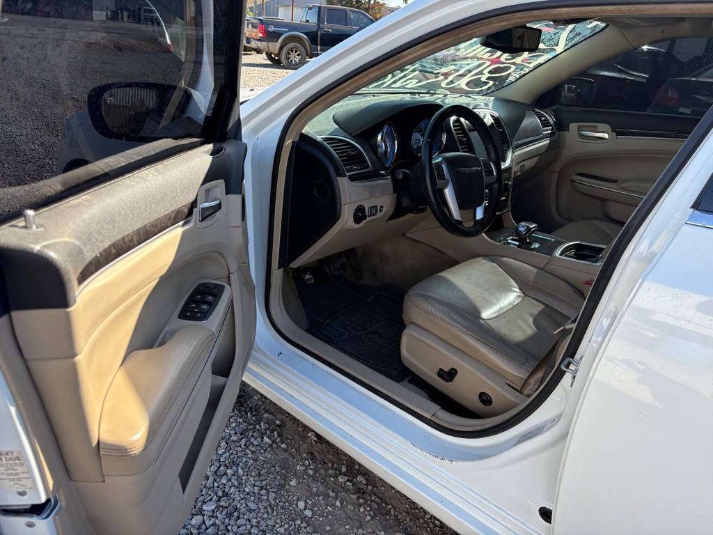 2014 Chrysler 300 Image 6