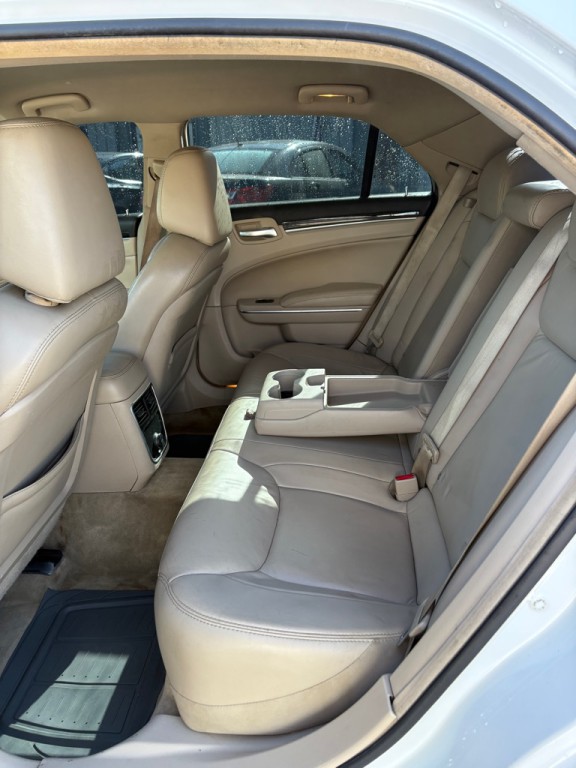 2014 Chrysler 300 Image 8