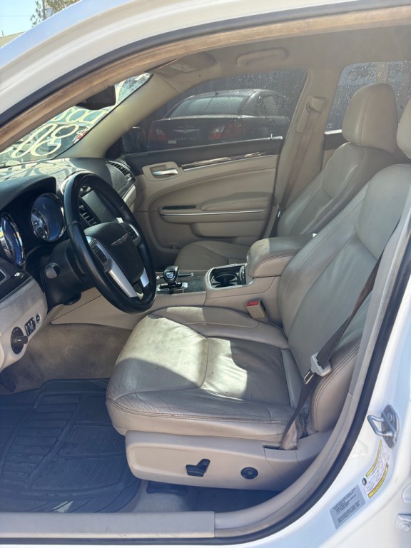 2014 Chrysler 300 Image 9