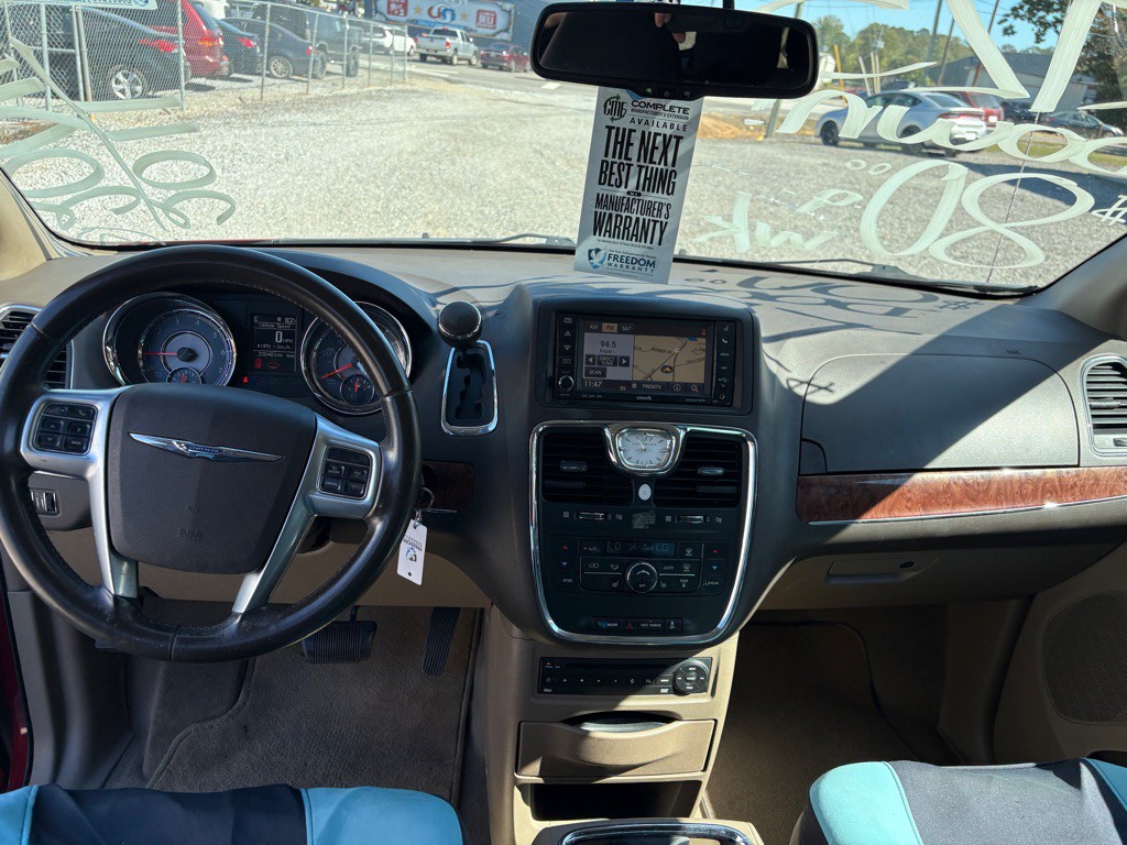 2011 Chrysler Town & Country Image 6