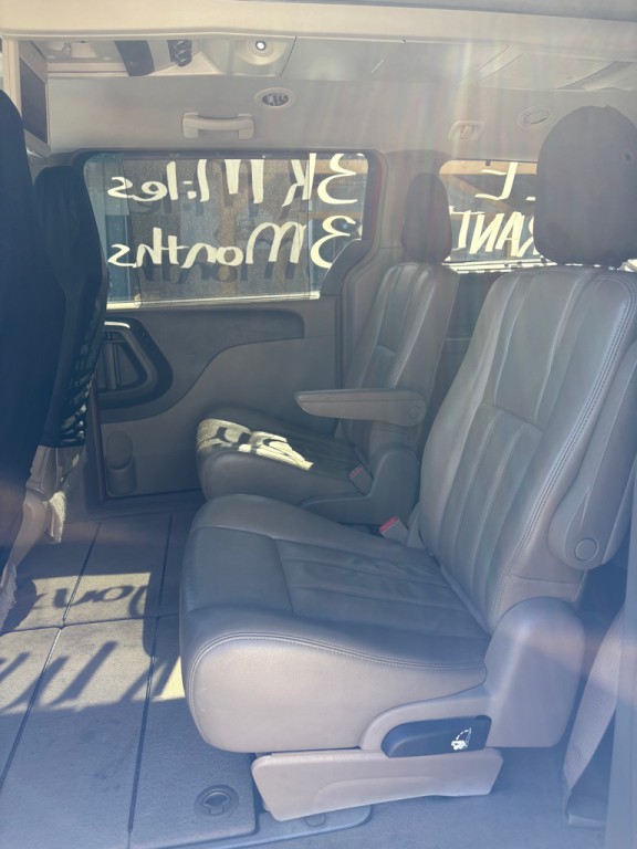 2011 Chrysler Town & Country Image 10