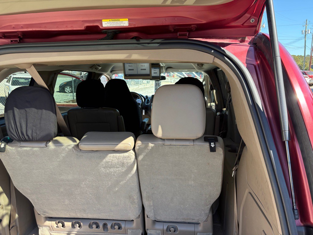 2011 Chrysler Town & Country Image 16