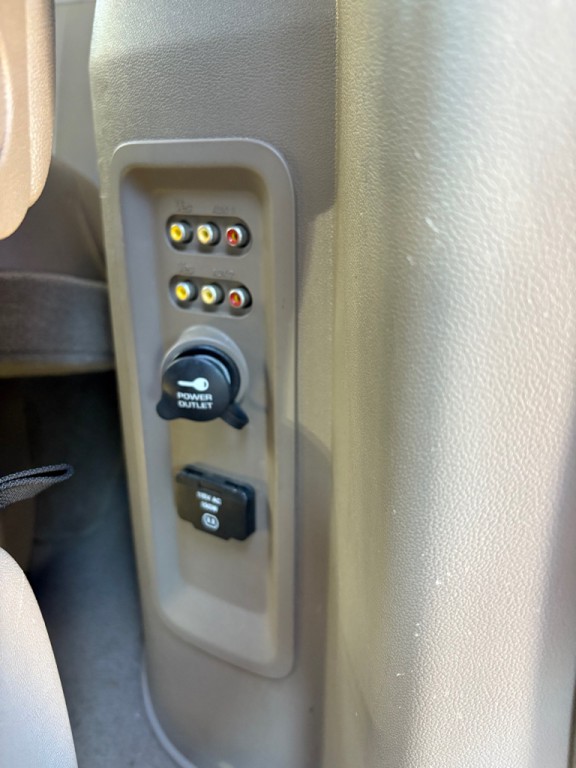 2011 Chrysler Town & Country Image 18