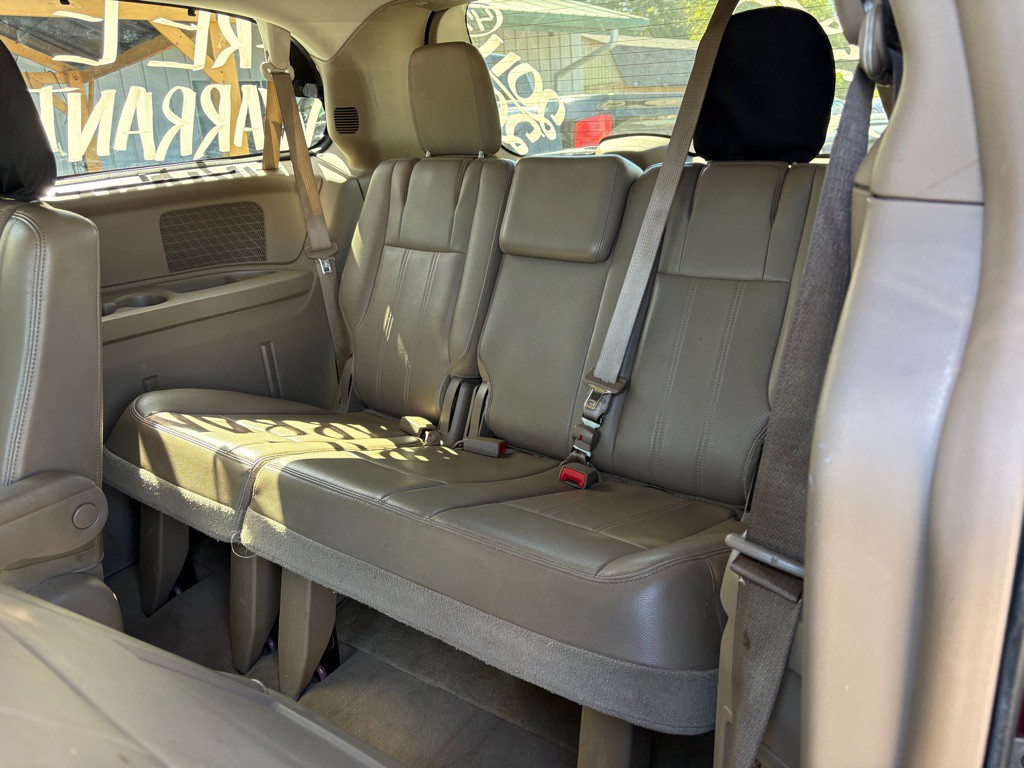 2011 Chrysler Town & Country Image 19