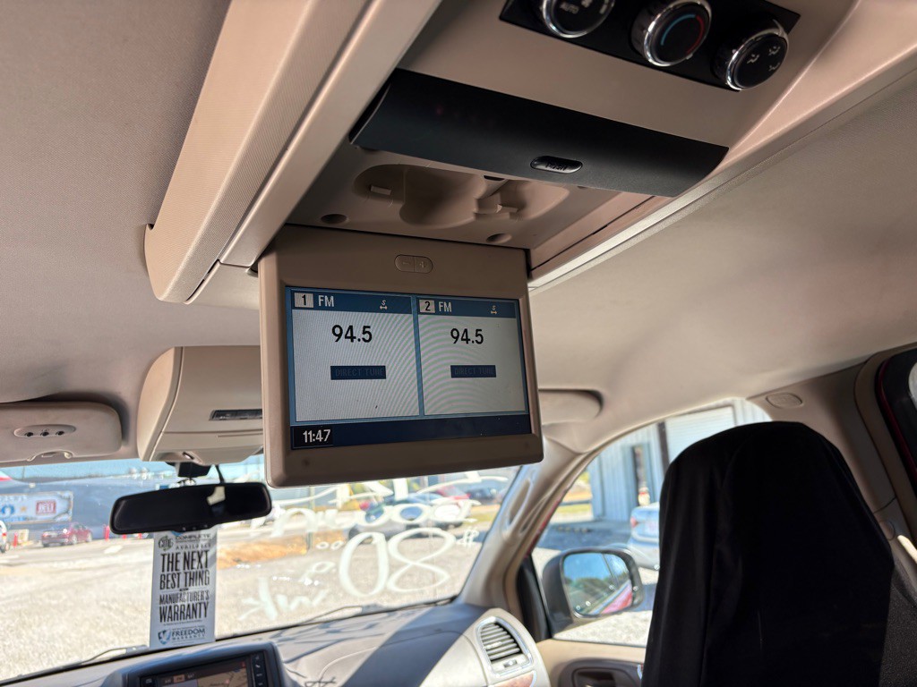 2011 Chrysler Town & Country Image 20