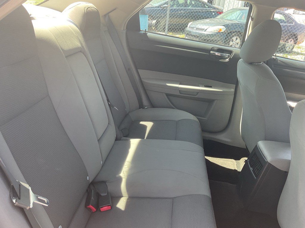 2006 Chrysler 300 Image 7