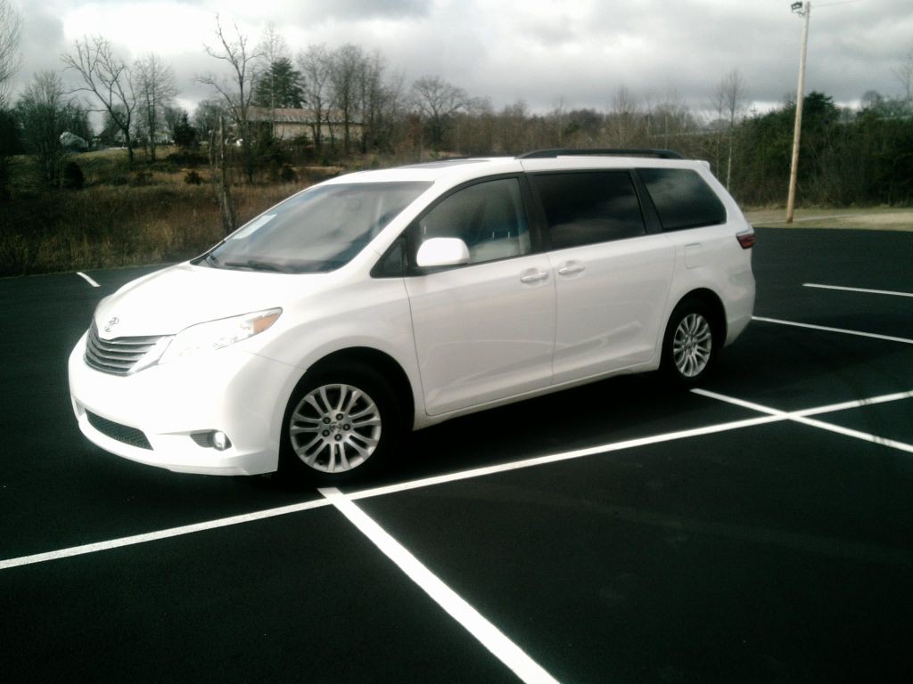 2016 Toyota Sienna Image 1