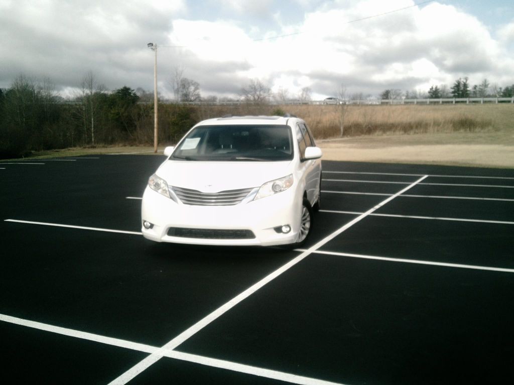 2016 Toyota Sienna Image 2