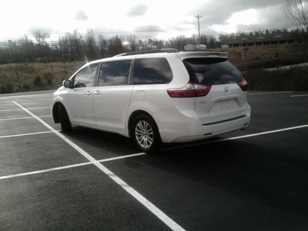 2016 Toyota Sienna Image 6