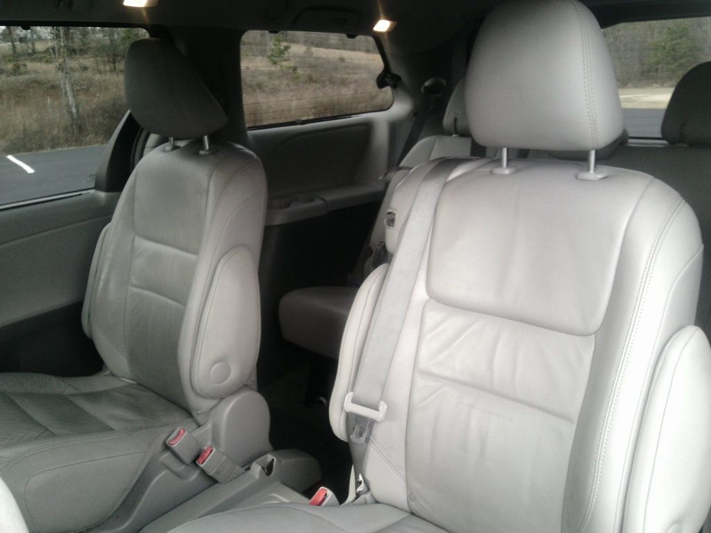 2016 Toyota Sienna Image 7