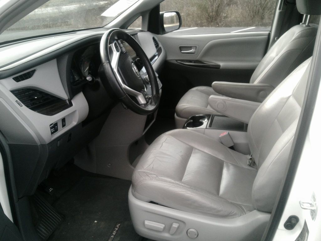 2016 Toyota Sienna Image 8