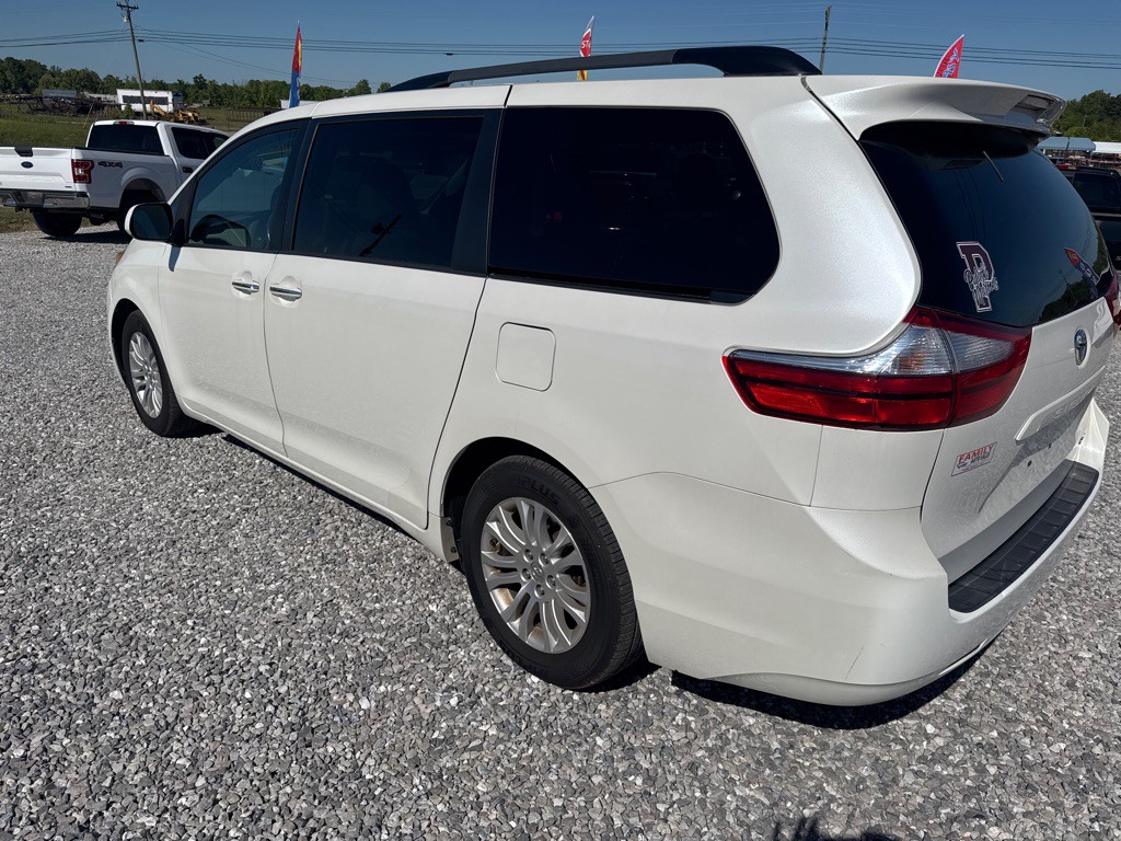 2016 Toyota Sienna Image 11