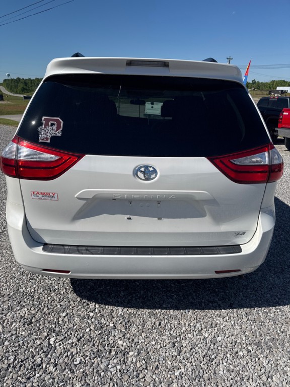 2016 Toyota Sienna Image 12