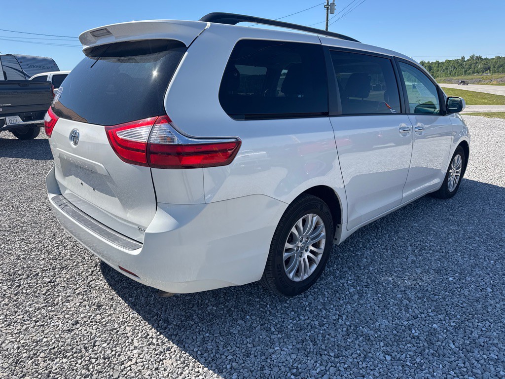 2016 Toyota Sienna Image 13