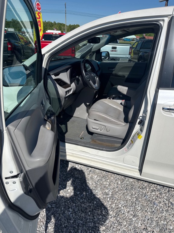 2016 Toyota Sienna Image 15