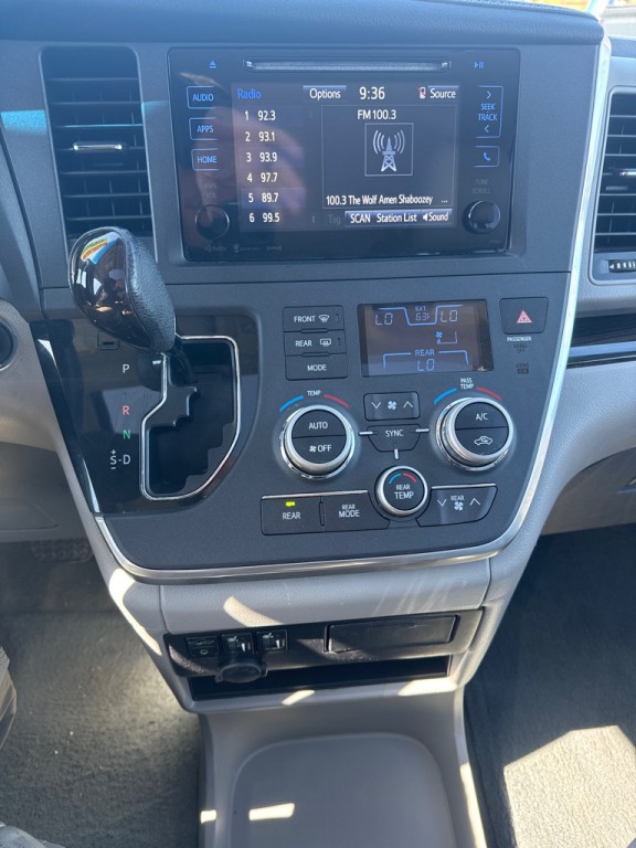 2016 Toyota Sienna Image 17