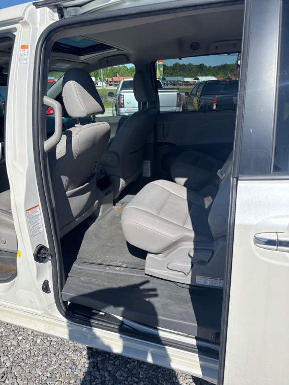 2016 Toyota Sienna Image 18