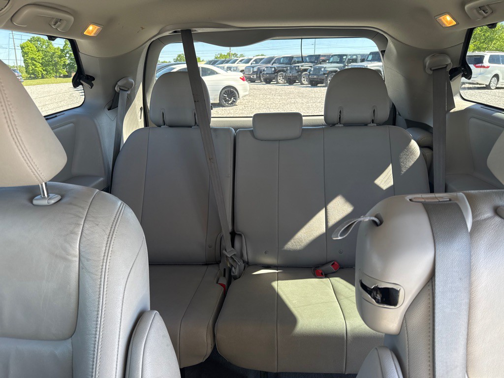 2016 Toyota Sienna Image 19