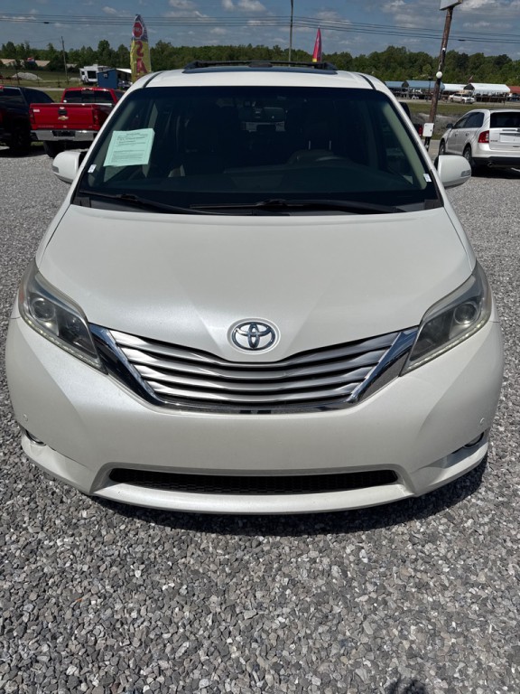 2017 Toyota Sienna Image 1