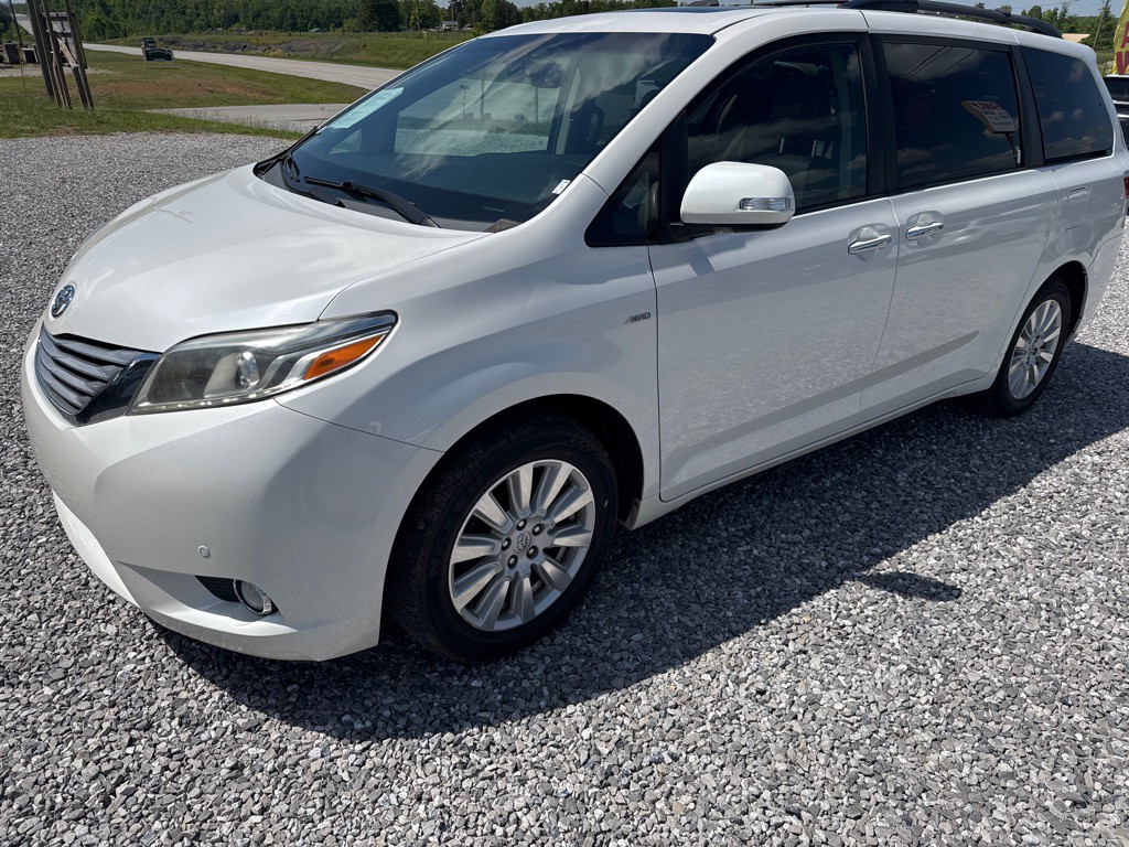 2017 Toyota Sienna Image 2