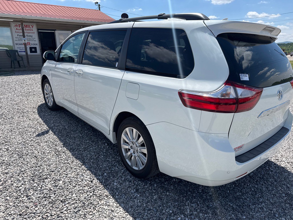2017 Toyota Sienna Image 3