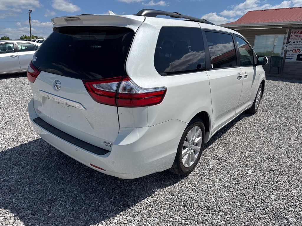 2017 Toyota Sienna Image 5