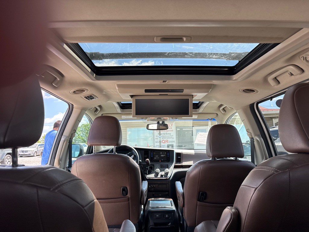 2017 Toyota Sienna Image 7