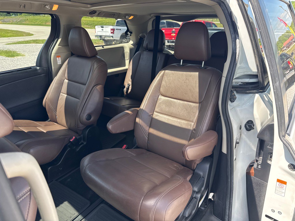 2017 Toyota Sienna Image 8
